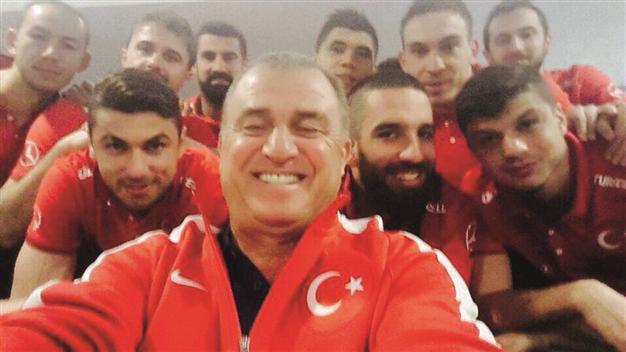 Turkey joins ‘selfie’ trend before game against Sweden