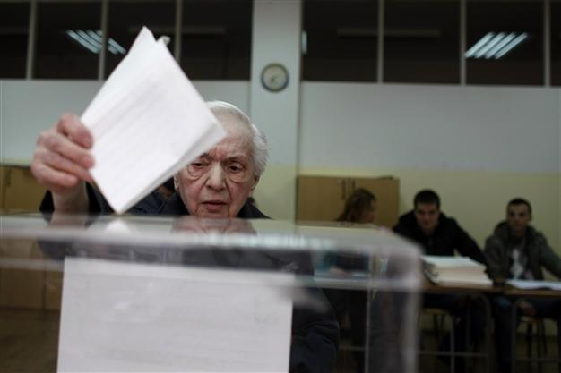 Serbia votes in snap polls amid gloomy economy