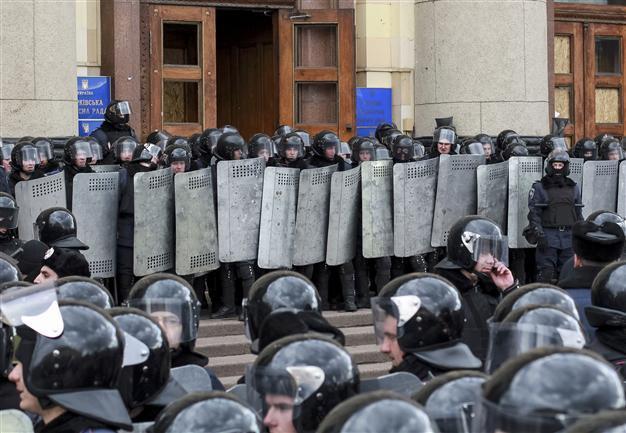 Ukraine, Russia agree brief Crimea truce: Kiev
