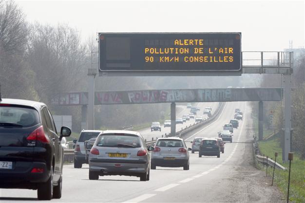 Police sent to enforce car ban as Paris battles smog