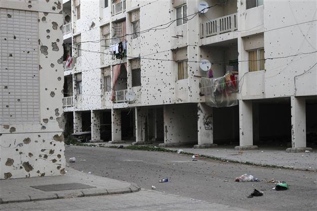 Rockets hit runway in Libyas Tripoli, halting flights: source