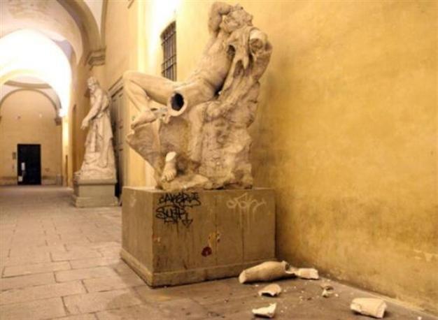 Statue victim of student’s selfie-taking