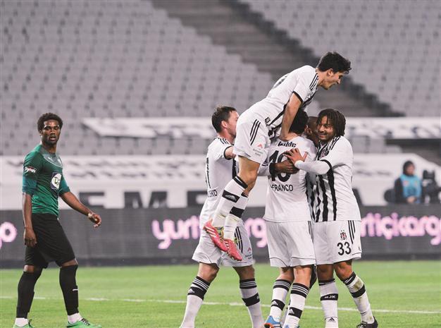 Beşiktaş keeps title chase behind Fenerbahçe