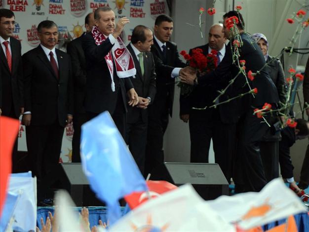 Turkish PM labels himself ‘marathon man’ in rally, opposition speaks out on graft claims