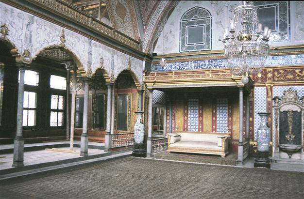 ‘We don’t demand palaces,’ say Ottoman sultan’s descendants