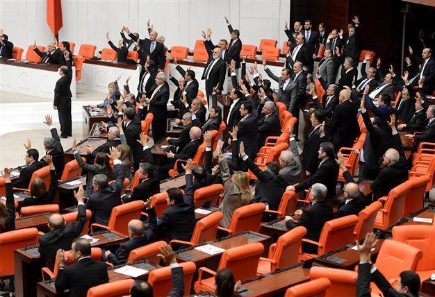 Ruling AKP deputies’ parliament motion for inquiry lacks “bribery”
