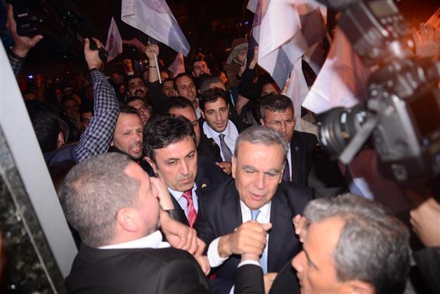 CHP wins in stronghold İzmir, loses four districts