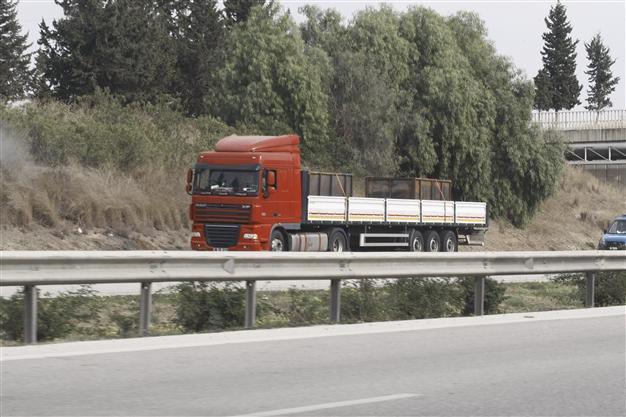 Turkish gendarmerie search trucks near Syrian border