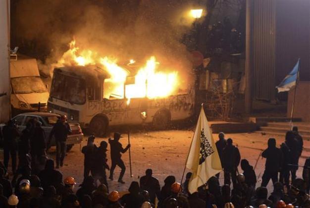 Police cracks down on large rally in Kiev defying protest ban