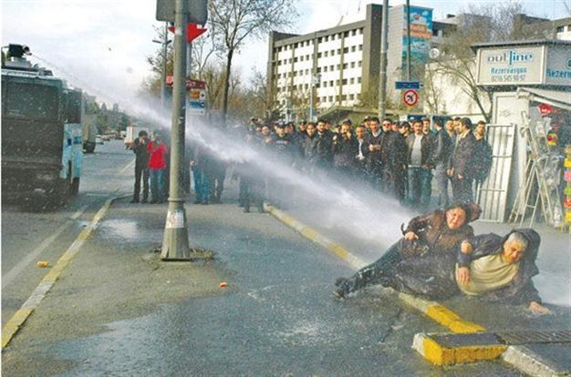 Probe launched into use of water cannons against two protesters in Istanbul