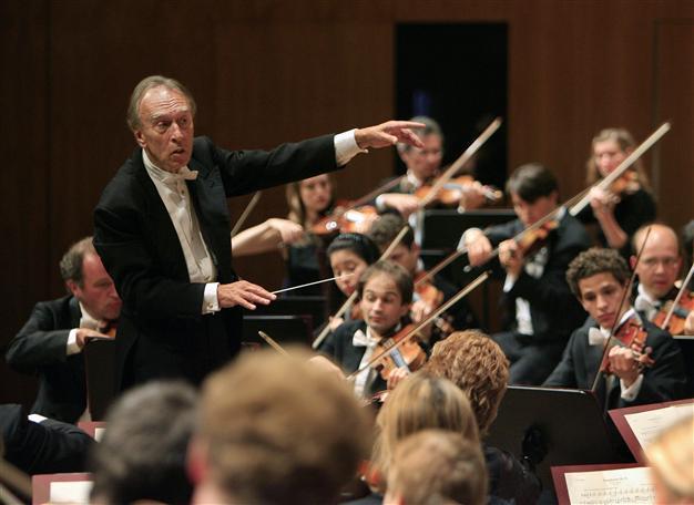 Italys mild maestro Abbado dies after stellar career