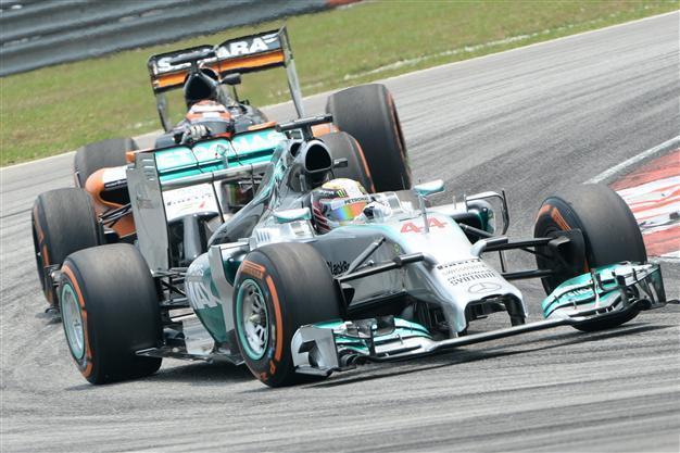 Rosberg, Hamilton stamp authority in Malaysia