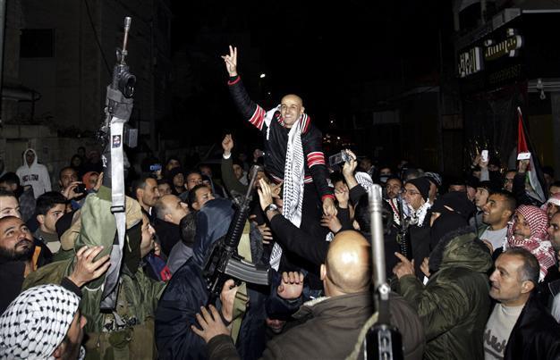 Israel halts Palestinian prisoner release as talks falter