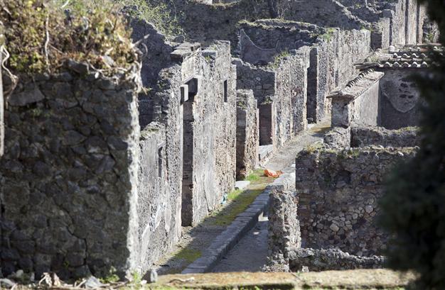 Satellites and sensors to halt crumbling of Italys Pompeii