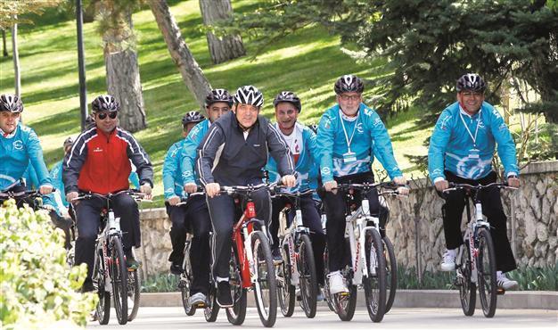 Turkish President Gül powers pedals
