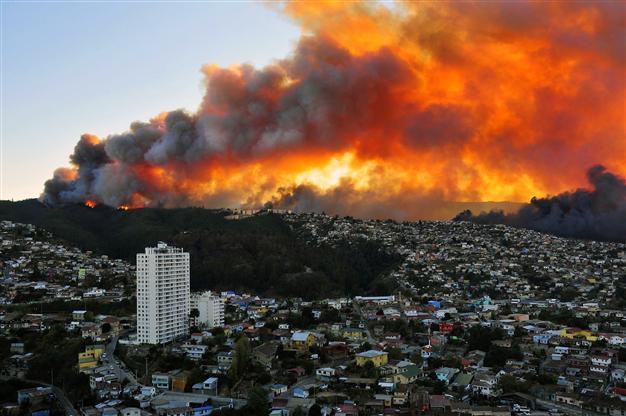 Chile fire toll: 12 dead; 2,000 homes destroyed