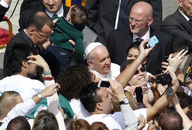 Pope poses for selfies after Palm Sunday homily