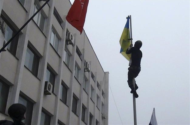 Ukrainian president threatens military operation as unrest grows