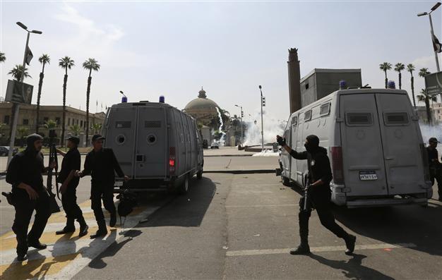 Bomb wounds two policemen in Cairo