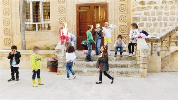 Syriacs massively fleeing to Turkey urge change of border crossing policy