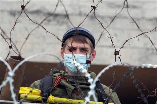 Ukraine leader says Russia wants to set southeast on fire