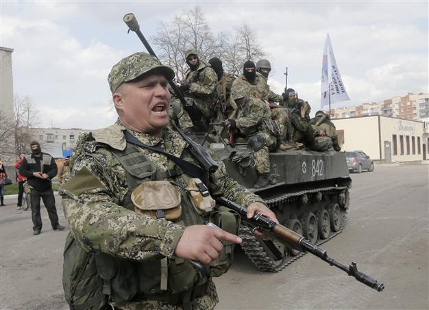 Pro-Russia separatists take armoured vehicles of Ukrainian army