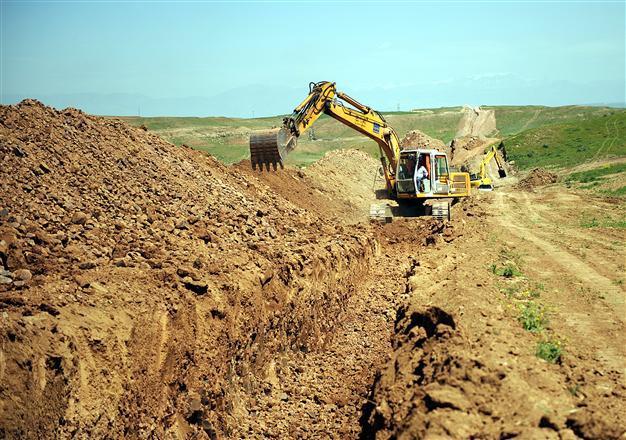 Kurds at odds over Syrian border moat