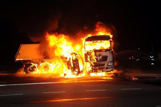 Five killed as car crashes into oil transporter in Antalya