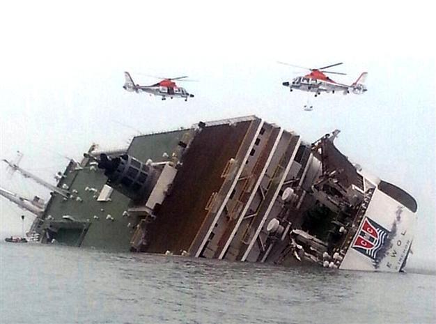 Amateur camera footage showing inside of capsized South Korean ferry revealed