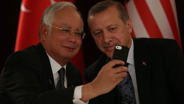 Erdoğan mocks rumors he’ll flee to Malaysia, poses for a selfie with PM Razak