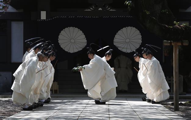 Japan lawmakers visit war shrine on eve of Obama trip