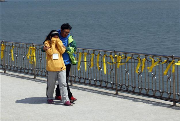 Angry parents seek autopsies of South Korea ferry victims