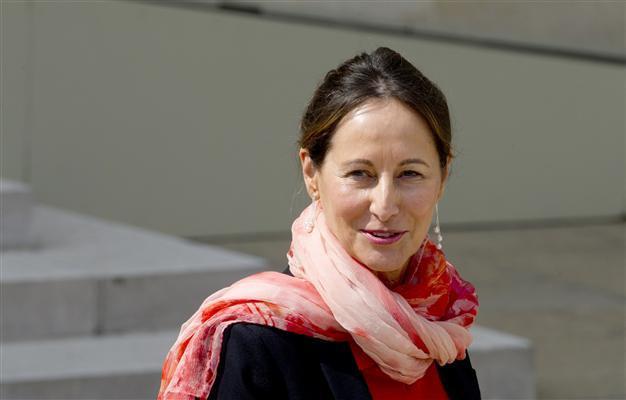 Ségolène Royal bans kisses, cleavage at French ministry