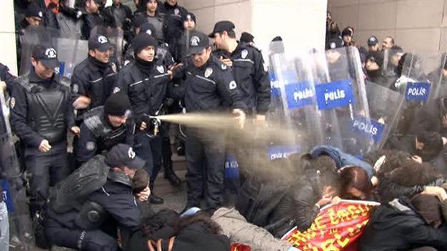 Police use tear gas on group supporting KESK members before trial