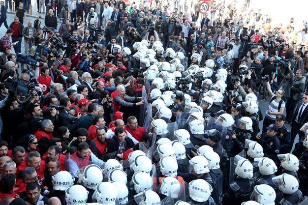 Police prevent union members gathering for May 1 announcement at Taksim