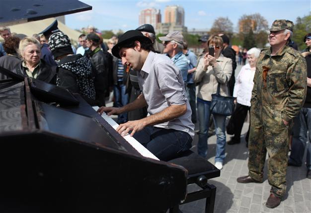 Peace pianist Martello pops up in Ukraine months after surprise Gezi protest concert