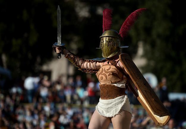 Gladiators, horsemen help fete Romes 2,767th birthday