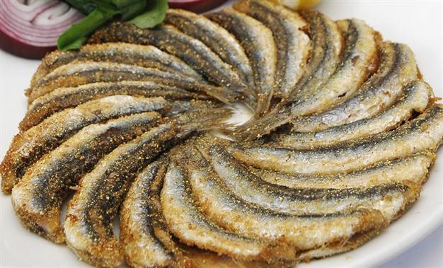 Turkish entrepreneur patents Black Sea region’s yummy fried anchovies dish