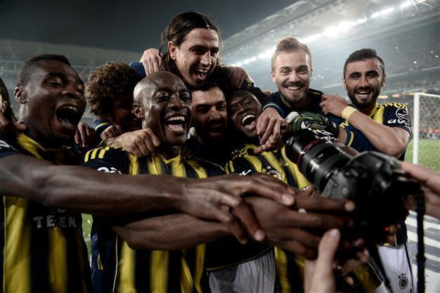 Fenerbahçe dedicate first trophy since rigging claims to victims of tear gas