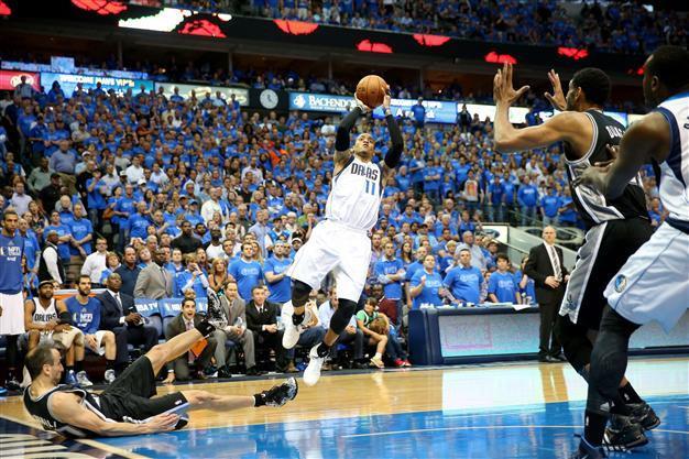 Spurs edge Mavericks to level playoff series