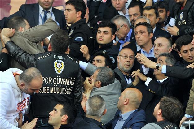 Fenerbahçe complains about Galatasaray fan attack