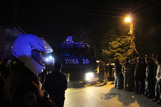 Crowd sets fire to Ankara building for Syrian refugees over rumors of beaten local