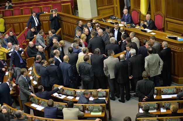 Ukraine parliament adopts amnesty law, opposition does not vote