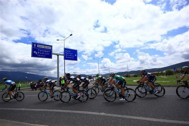 Viviani upsets Cavendish in Tour of Turkey fifth stage