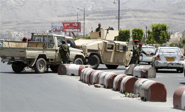 Suicide car bomb kills 12 soldiers, civilian in Yemen