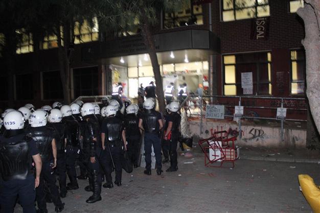 Police detain 38 students during night raid at occupied Ege University building in İzmir