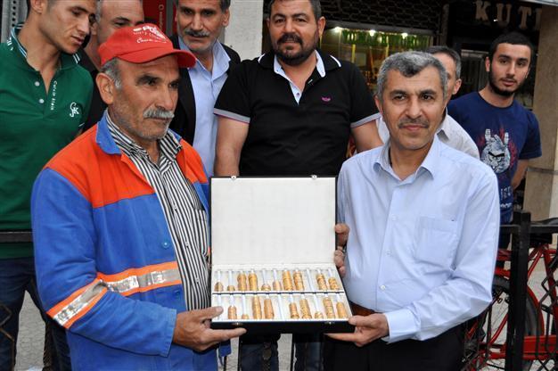 Cleaner finds 1.5 kg gold on street, gives it to police