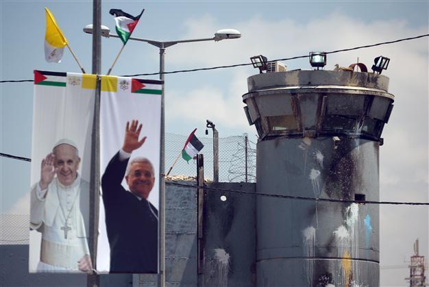 Israel restricts radical Jews ahead of popes visit