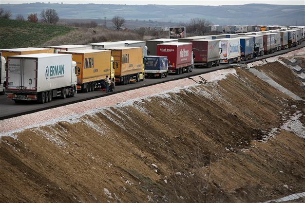 Truck passage resumes at Bulgaria border gate
