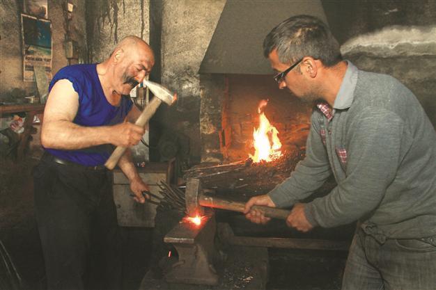 Factory growth loses further pace on domestic challenges in Turkey